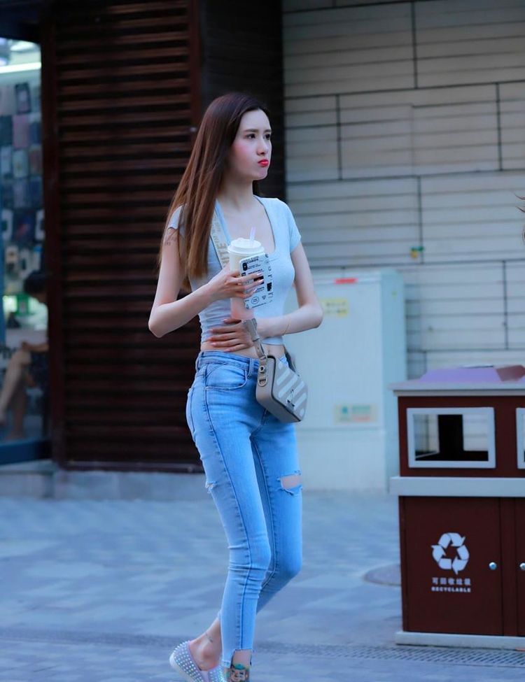  美女|迷人靓丽的美女街拍气质很好的美女，烘托出小姐姐魅力十足