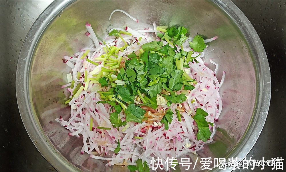 凉拌萝卜丝，很多人第一步就做错了，教你正确做法，清脆爽口好吃