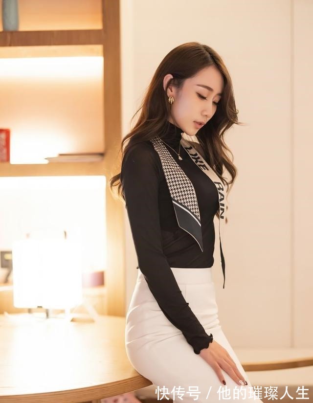 高腰半裙 黑色高领上衣搭配白色高腰半裙,尽显优雅女王范