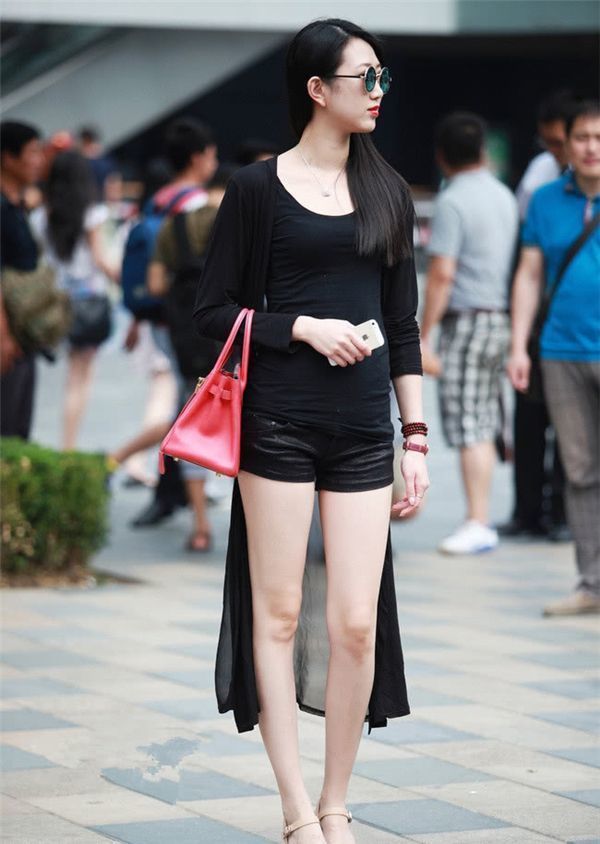 小姐姐|美女气质优雅,穿搭时尚,散发出女人味气息