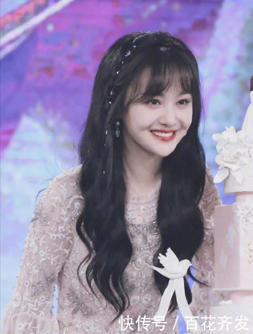 丸子头早就过时了,今年最流行的是“公主辫”,优雅气质全靠它