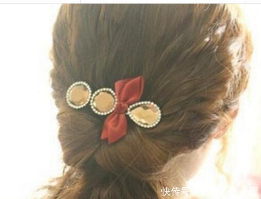 美女|女生好看卷发发型如何扎,真人示范美女卷发教程