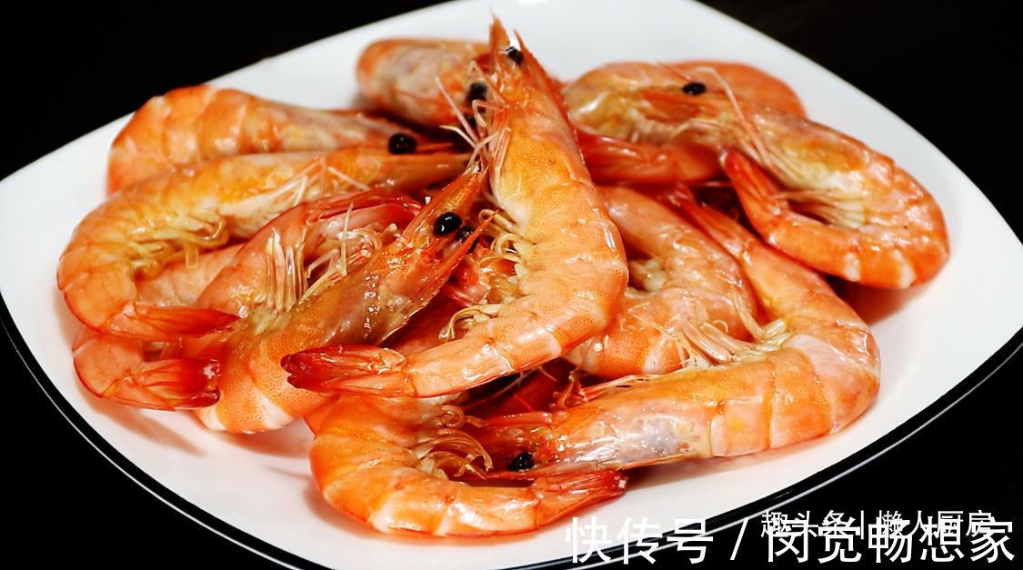 大虾不用水煮,撒点盐焖一下,比白灼虾更好吃,脆嫩Q弹