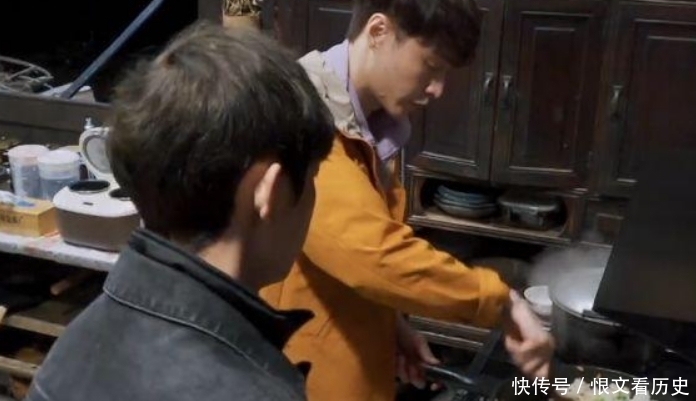 黄磊 黄磊厨艺翻车,尴尬名场面:给杨紫的肉烤糊,陈赫李诞不肯再动筷