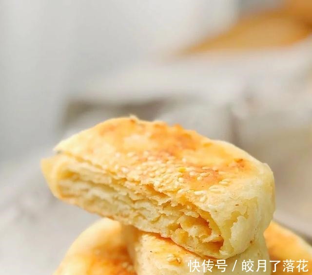 这个烧饼我都不敢经常做,不用发面、不用醒面,锅里烙一烙,连吃三个不过瘾!