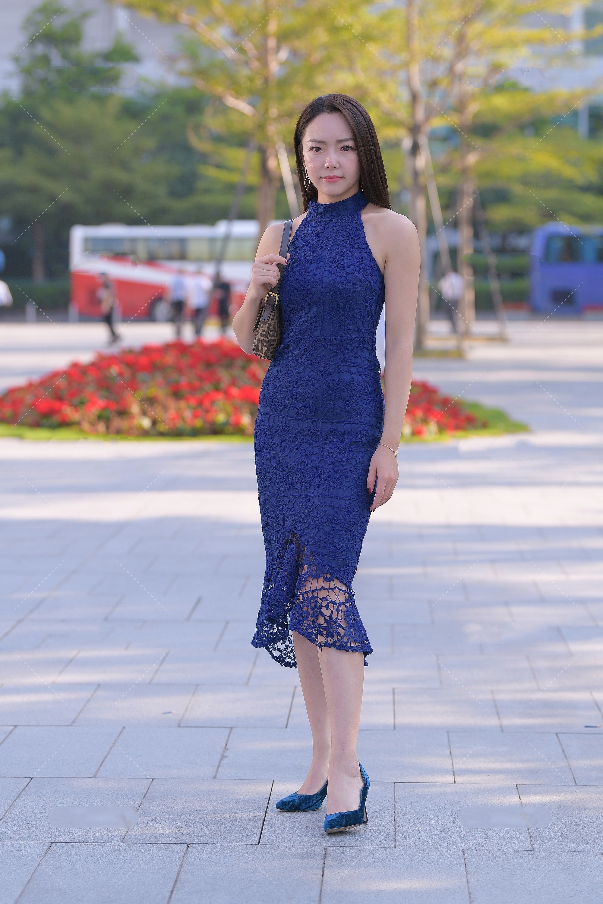 大方|美女街拍:长款连衣裙,优雅大方,自带时尚气场
