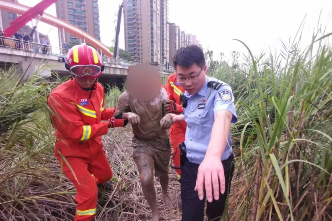 警服|你帮老人冲淤泥、披警服的样子，真暖！