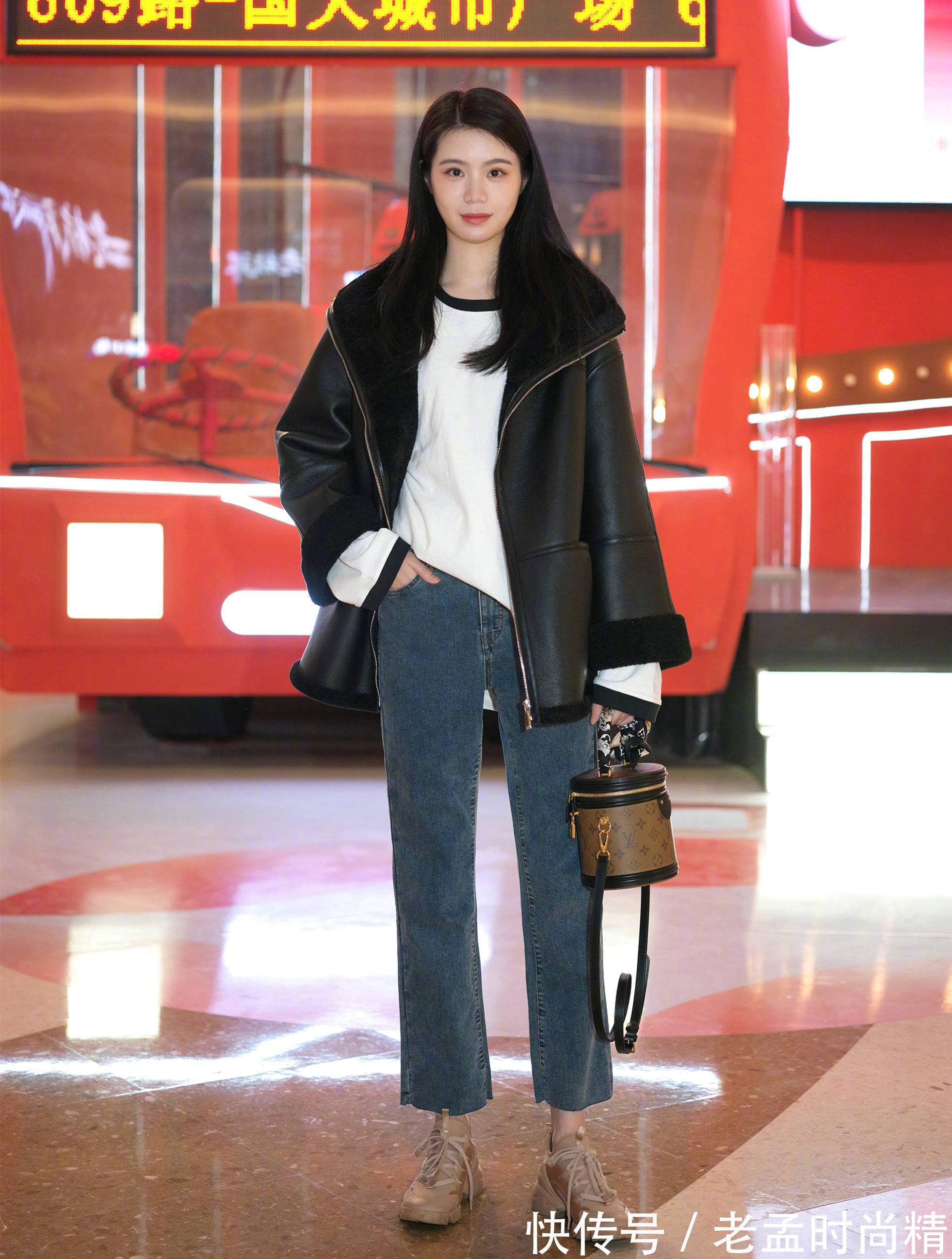 牛仔蓝|穿“喇叭裤”,怎么搭配上衣、鞋子?