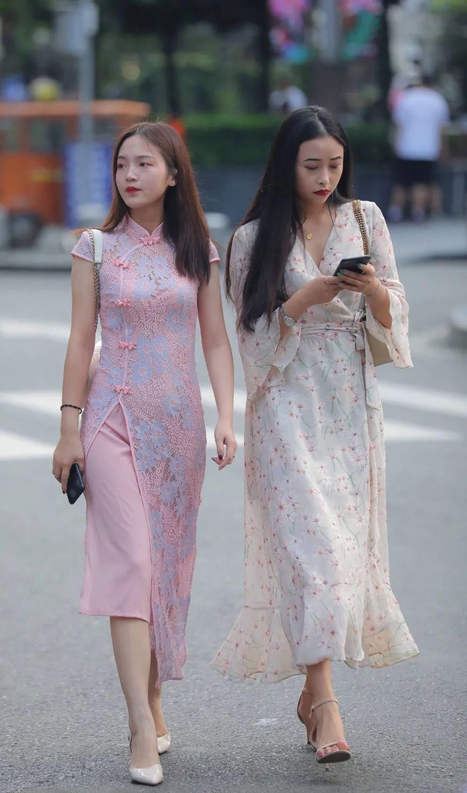 吊带裙 两个闺蜜耍小心思，连衣裙搭配中分，忍不住多看几眼