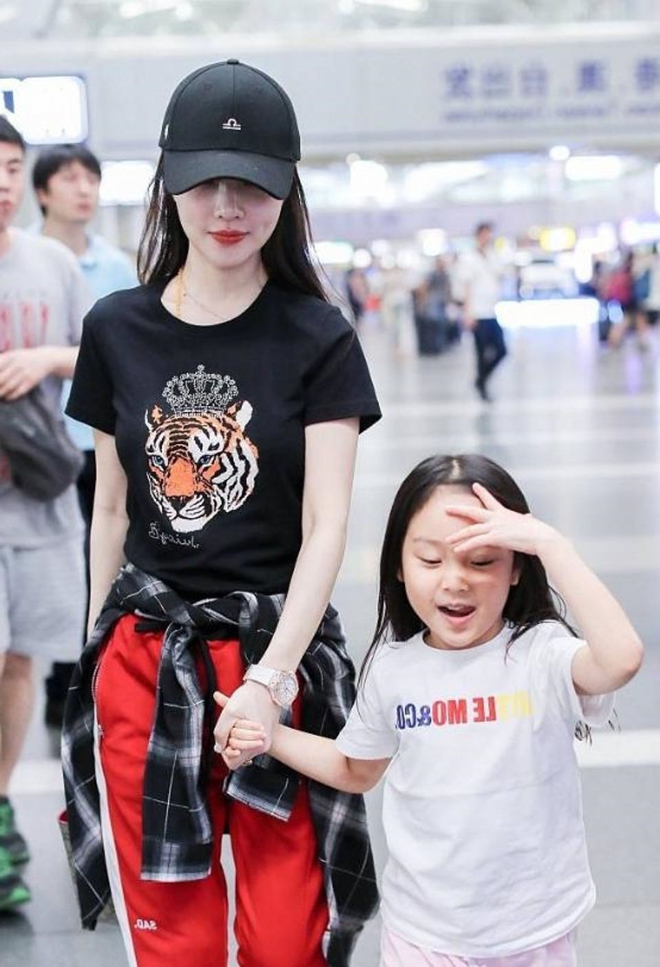 上衣|美女一件橘黄色的长袖抹胸上衣,洋溢着青春的气息