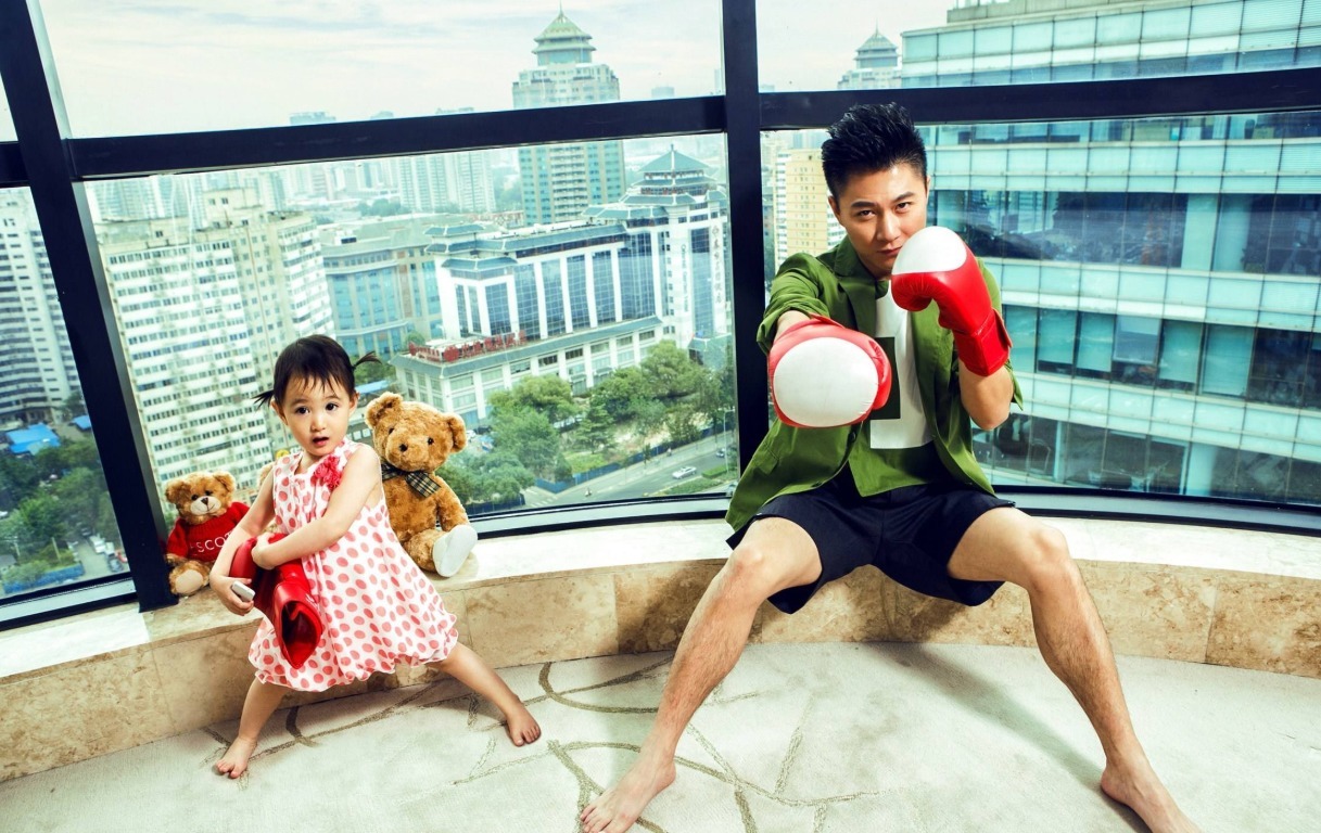 高颜值"长腿"爸爸,遛娃照一夜"走红",网友:妈妈好福气