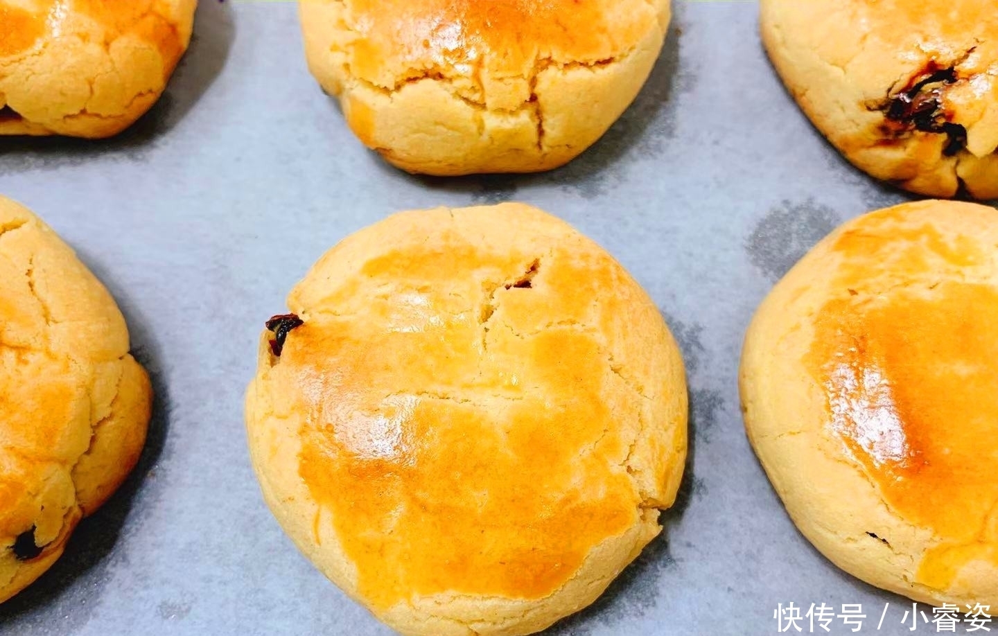 小时候特爱吃的酥饼,自己在家做,个个金黄酥脆,还是以前的味道