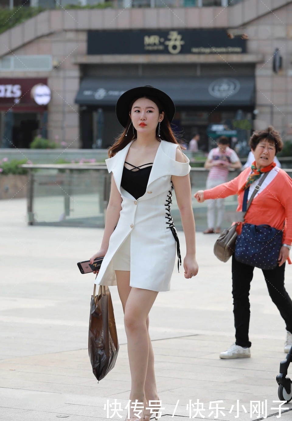 穿鞋带|这个世界很小很小,抬头一看就能看到你的笑脸,呈现少女般的稚嫩