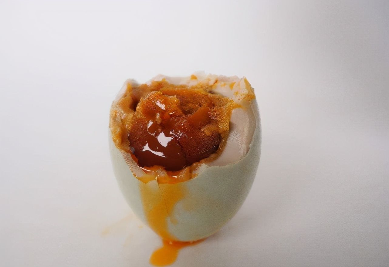  咸鸭蛋|腌咸鸭蛋不要只加盐，多加一味调料，腌好的咸鸭蛋更容易出油