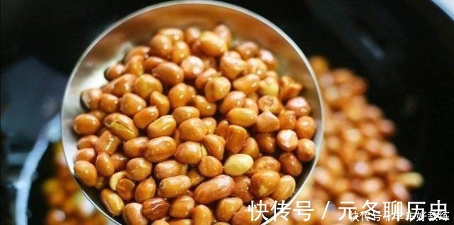 饭店|炸花生米时，撒盐撒酒都不对，饭店大厨放点它，30天不回潮
