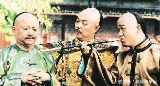 和珅出上联:一人是人,二人则从,三人成众!纪晓岚机智回复