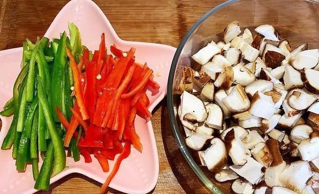 面条这样做太好吃了,加几个香菇一块鸡肉,汤鲜味浓