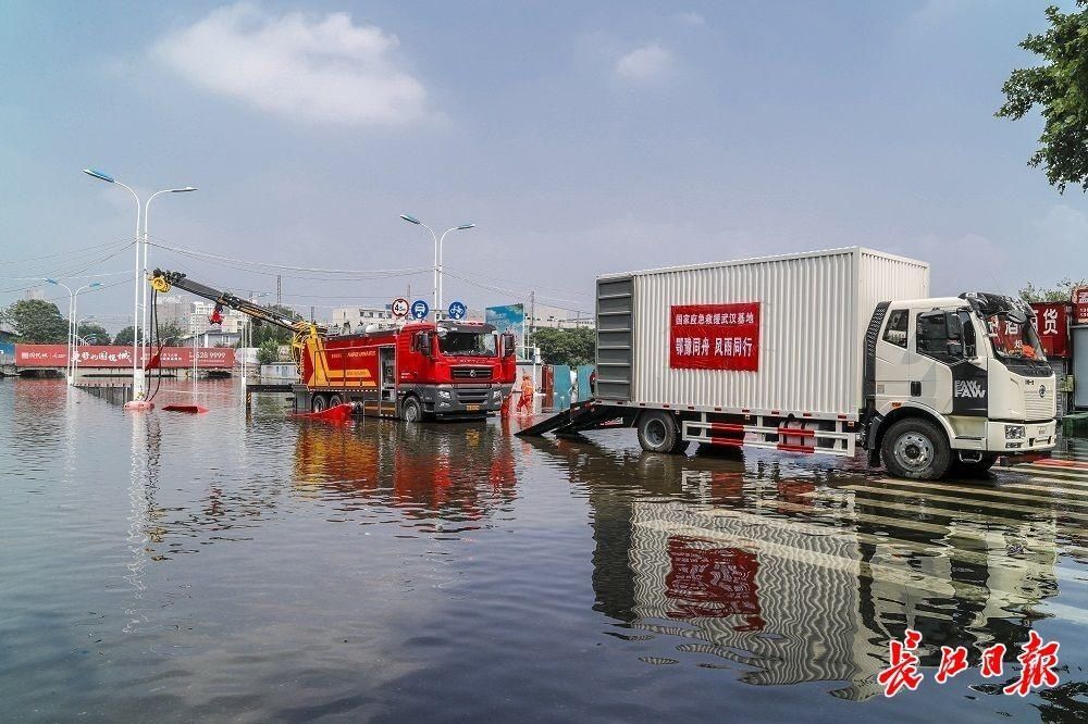 京广铁路|武汉救援队驰援新乡，积水5米深的新乡人民中路短暂通车，抽排还在进行中