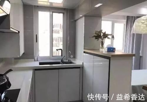 卫生间|老公不听劝非要在门口砌半堵墙，装好后发现太实用了，晒晒！