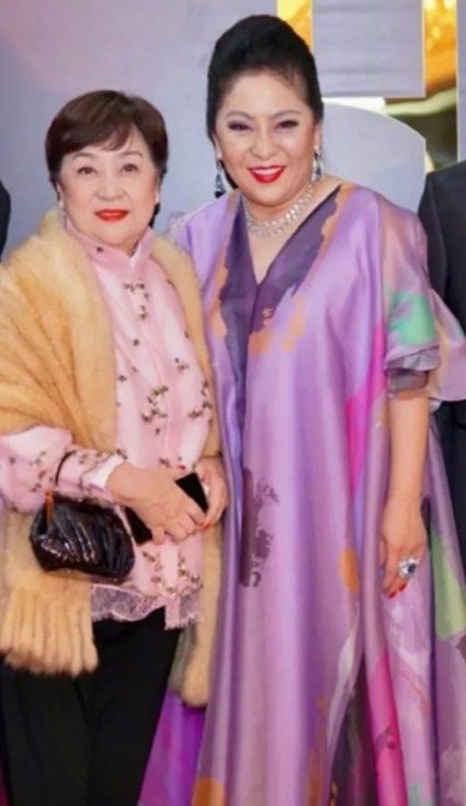 独特魅力|向太这气质真不是吹的，穿墨蓝色外套简约低调，难掩强大气场