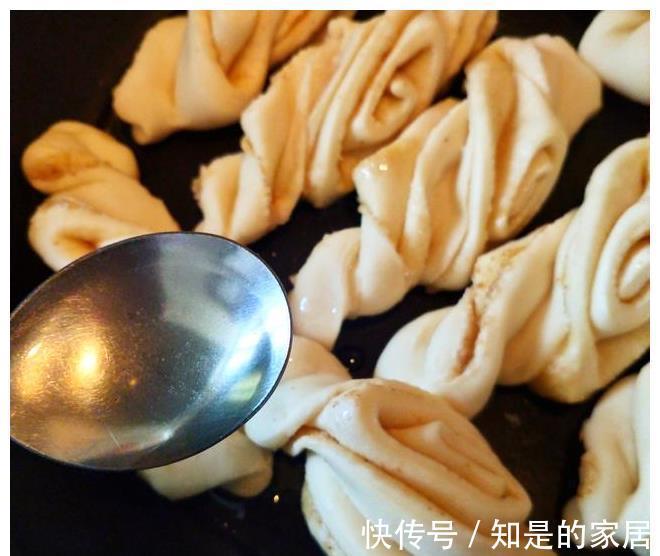 吃腻|吃腻了馒头，试试这款香煎小油卷，表皮松软底部酥脆，无敌美味