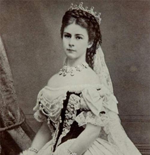 醉垂鞭&茜茜公主的腰围真的不到50cm吗?看完这组绝版彩照,你就明白了