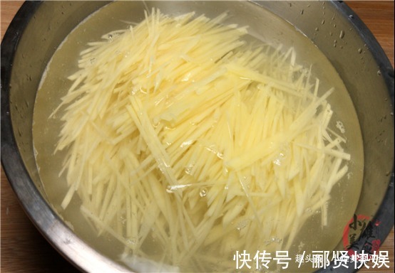 炒土豆丝时,先用水冲就错了!教你饭店大厨的诀窍,脆嫩不粘锅