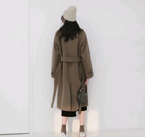  时尚|高级的冬季穿搭难吗？白色毛呢大衣配直筒裤就很时尚，值得借鉴