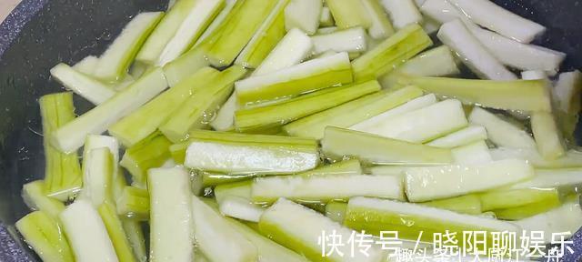 江一舟|炒丝瓜时,先放油就错了,教你饭店做法,丝瓜滑嫩不出水不发黄