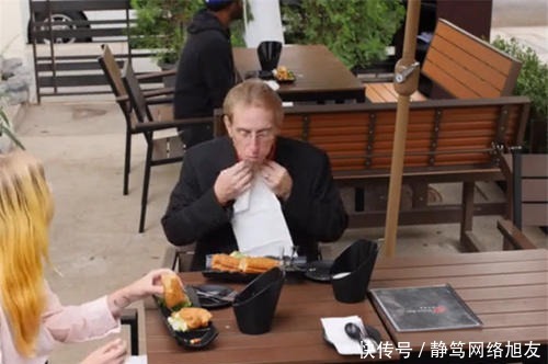 这组老外吃油条火了,把油条吃出了“你们吃不起”的感觉我是服的