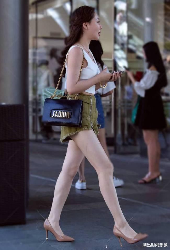 双拉链热裤潮范儿十足，拒绝普通，个性才是潮女的时尚标签