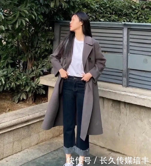 今年春天穿大衣,建议搭配这几种“经典款裤装”,时髦又耐看