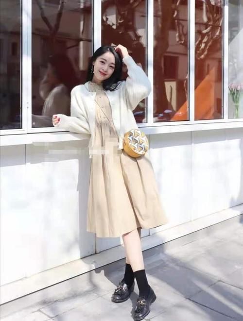 阳光明媚的穿搭，绿色的衬衫连衣裙，甜美乖巧又简约大方的感觉