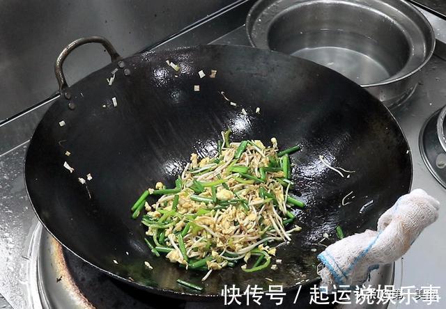 韭苔|春卷这样做超简单，几张豆腐皮一卷一炸，鲜香可口，零食都解决了