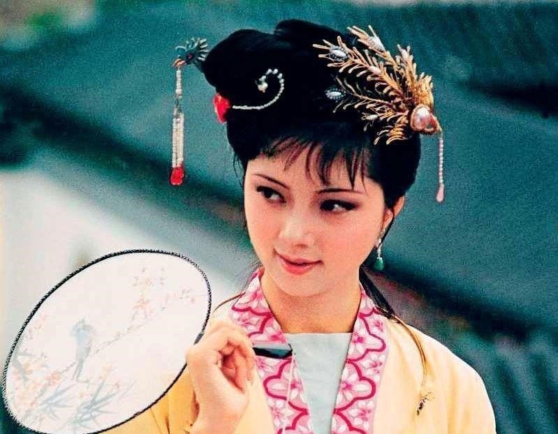 婚事!王熙凤吩咐平儿盯着薛宝钗,却无意中透露林黛玉的婚事,要嫁给他