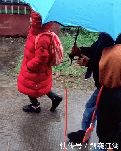 同学|雨天哥俩一起上学,恰巧遇到哥哥的女同学,后面的事,笑喷妈妈