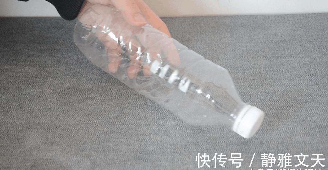 门把上粘个塑料瓶盖, 没想到还有这妙用, 家家户户都用得着