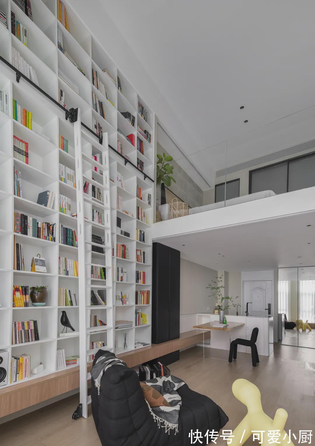 收纳|厉害了!35㎡迷你单身公寓,客厅挑空设计,装出了别墅大气感!