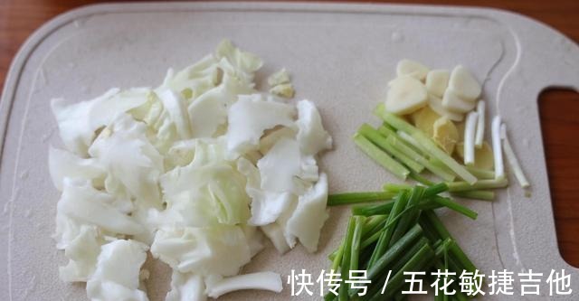 脆爽|包菜这样做,真的太下饭了,简直吃上瘾了,脆爽可口,做法也简单!