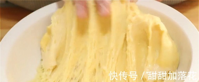 一碗面粉加一个鸡蛋居然这么好吃，不用蒸不用炸，出锅我流口水了！