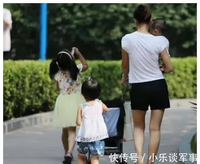 喂奶|宝妈公交上掀衣喂母乳,被大爷大骂没素质,宝妈回怼引乘客称赞