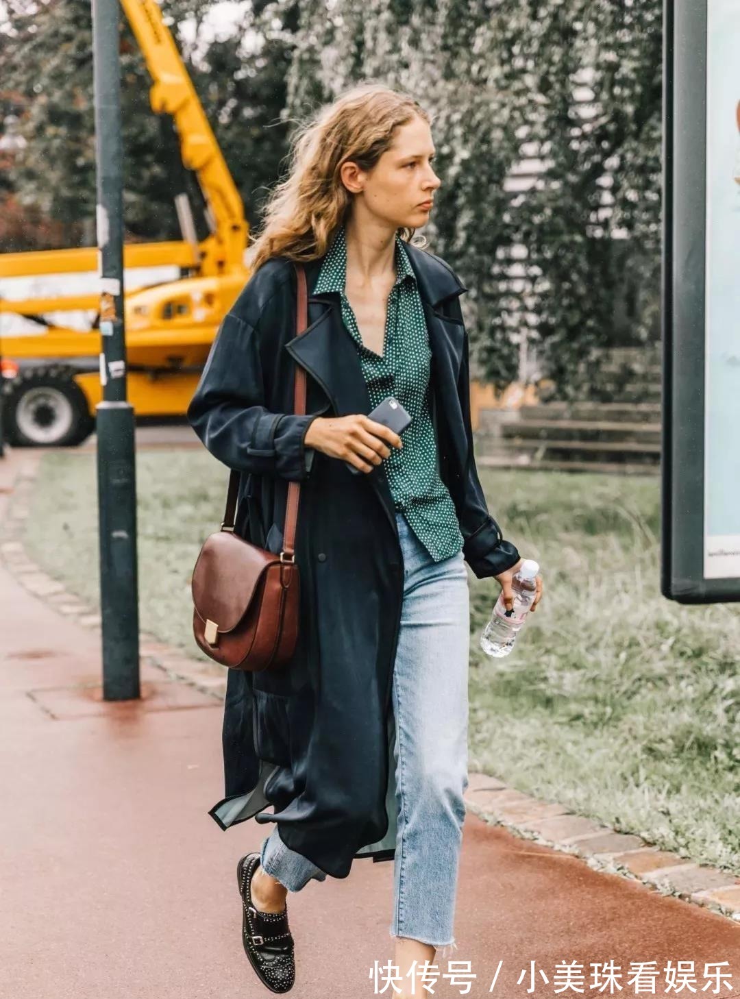 高跟鞋 今秋火了一种穿搭,叫“风衣+烟管裤”,时髦显瘦,谁穿谁美