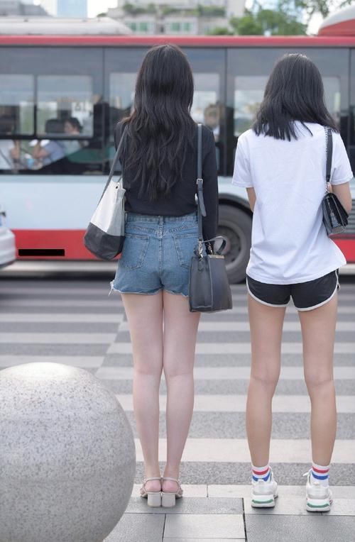 路人街拍有个腿长的闺蜜,是种什么样的体验呢