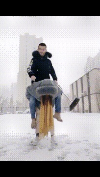 |搞笑GIF:姑娘,就你这功夫,村里没有几个人敢追你吧