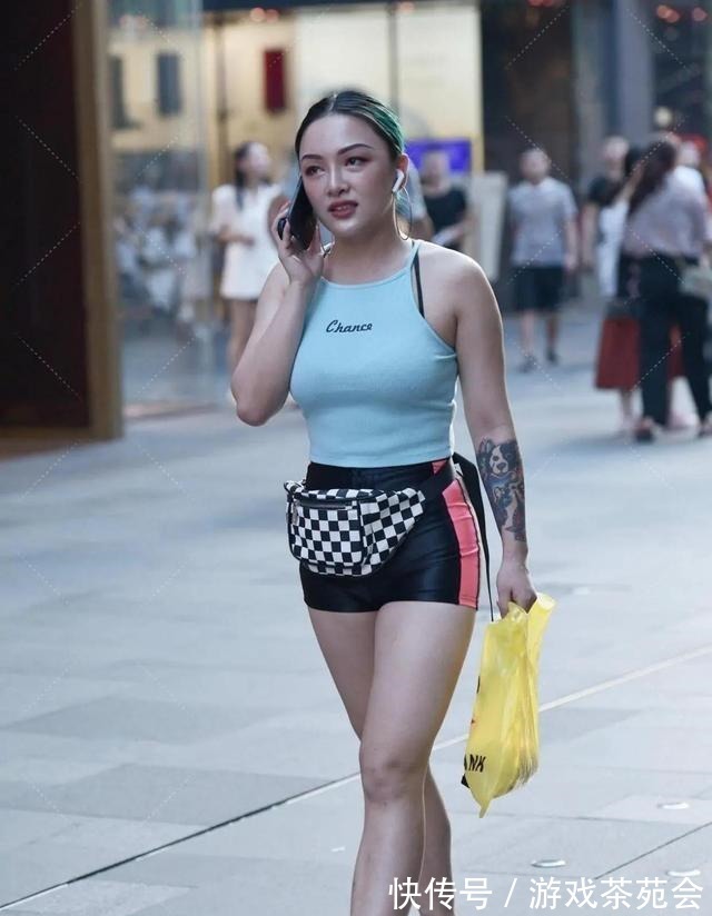 包包 束腰贴身的瑜伽裤,大方得体的搭配风格也耐看,舒适清爽!