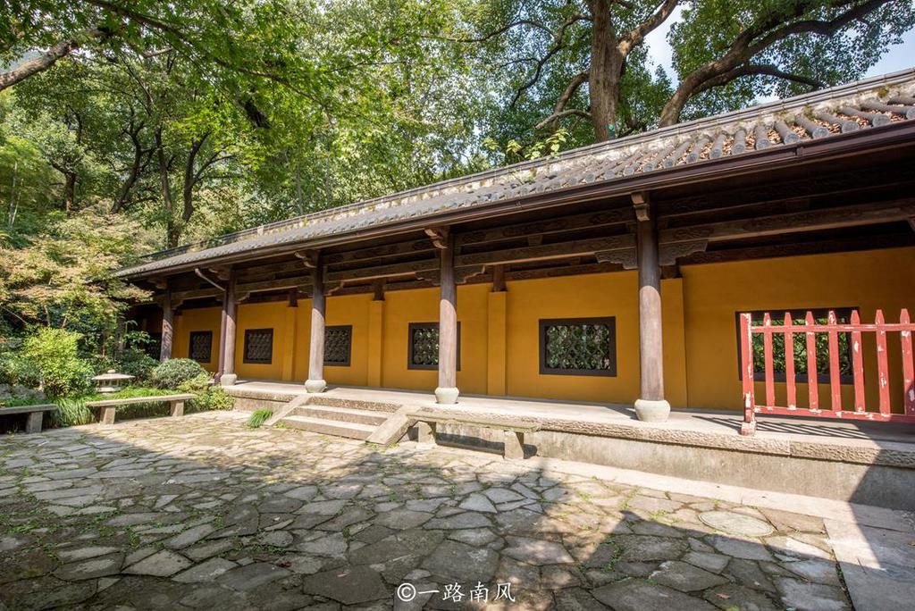 杭州灵隐寺人从众，旁边千年古寺却游客不多，内有佛像重3.8万斤