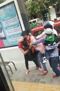 |搞笑GIF：只因在人群中多看了她一眼 结果在医院住了一个月