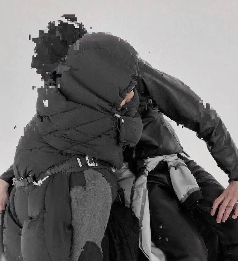 巴黎世家 购时髦:奢侈品大牌也玩赛博朋克?|封面天天见·逛姐出街