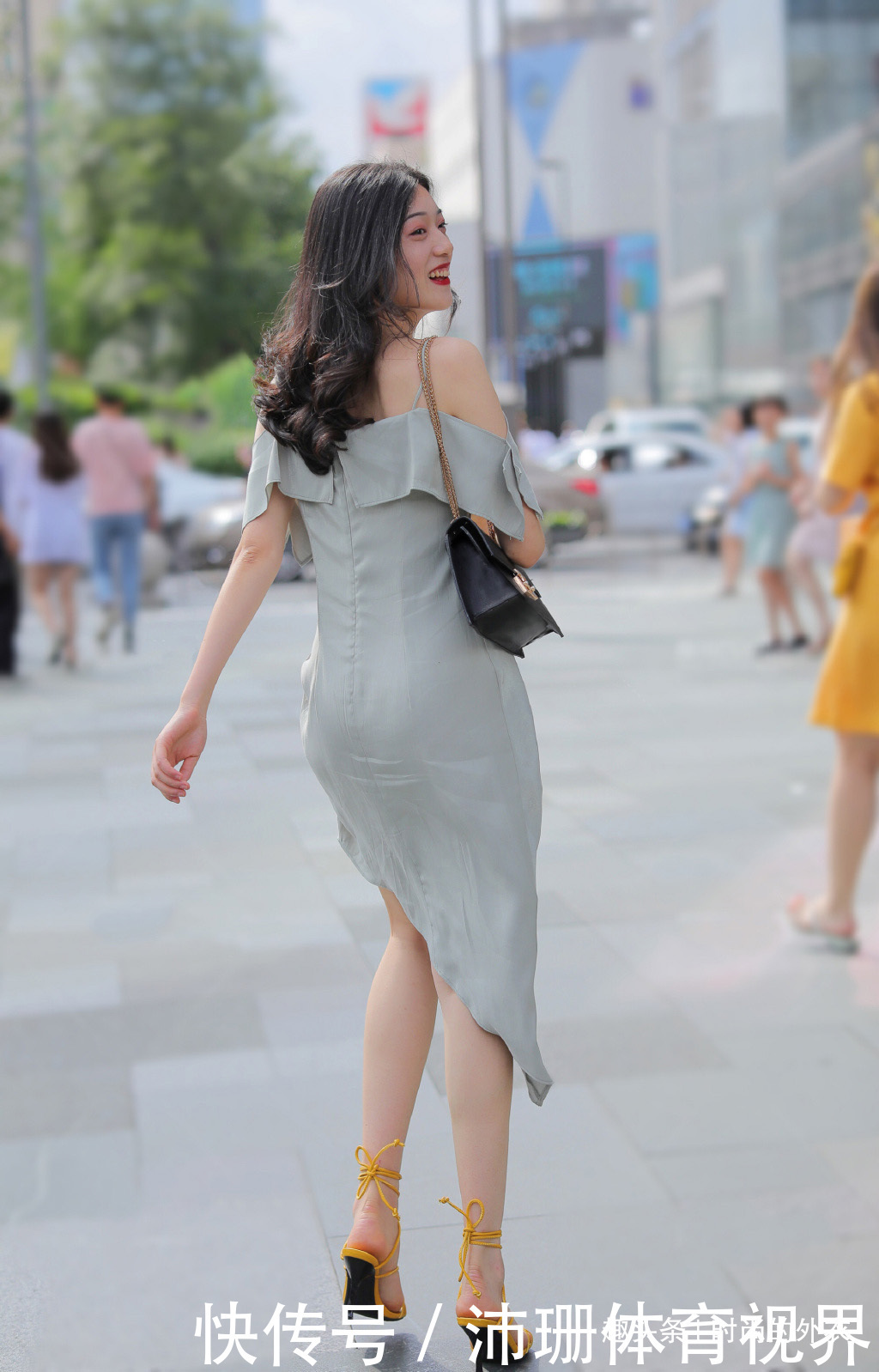 造型|吊带裙就是这样,清爽舒适,还能让你的造型轻松优雅起来