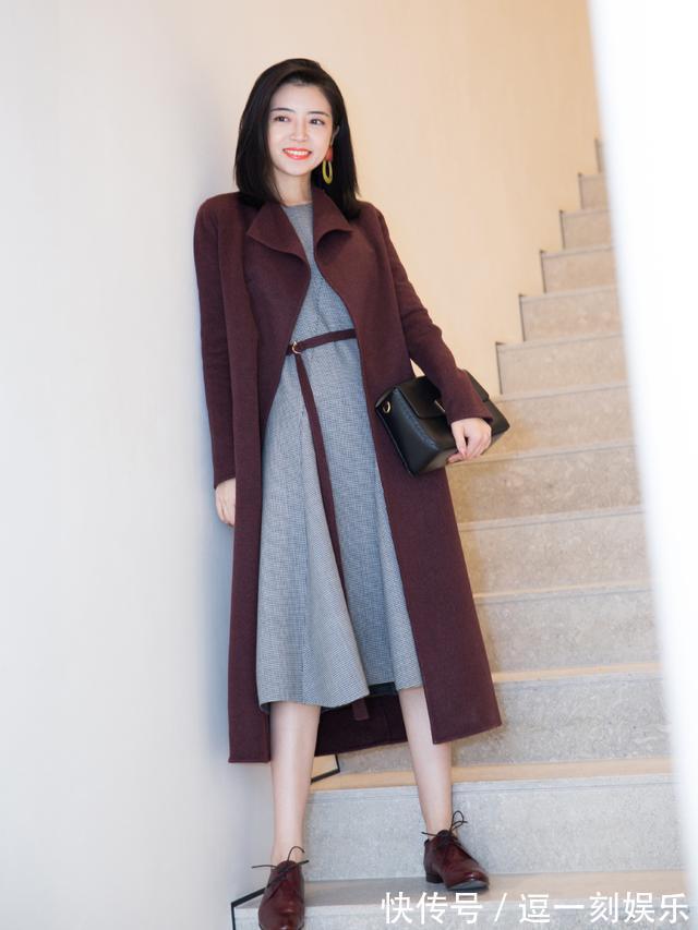 高跟鞋 “长外套+连衣裙”怎么穿更上档次?教你3个穿搭技巧,时髦又高级